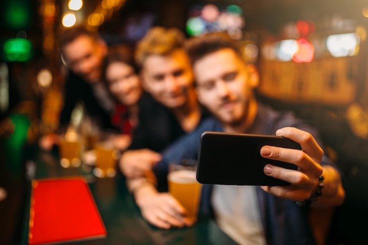 Pengguna menulis pertanyaan akun dengan aman